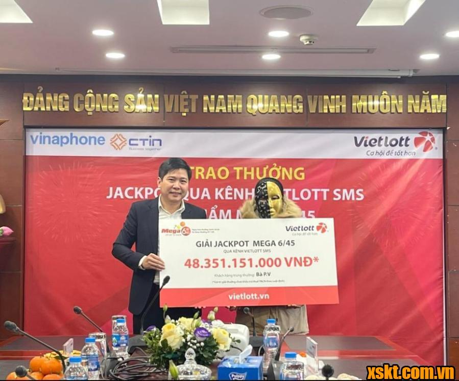 Vietlott: Trao thưởng cho người phụ nữ may mắn đầu tiên năm 2024 