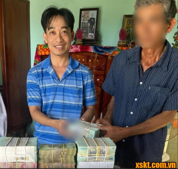 XSKT Đồng Tháp: Vay tiền mua ủng hộ cụ bà bán vé số người đàn ông trúng ngay độc đắc 4 tỷ đồng