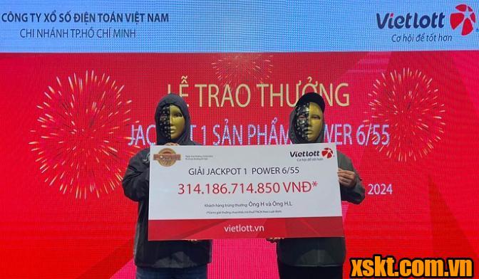 Chủ tiệm tạp hóa và shipper chia nhau giải độc đắc lớn nhất của Vietlott