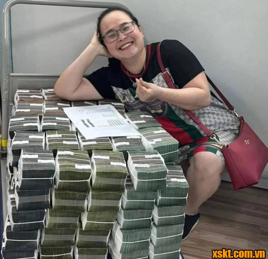 Chủ đại lý trúng độc đắc 34 tỷ đồng khi giữ lại 6 cây vé số cho cả gia đình