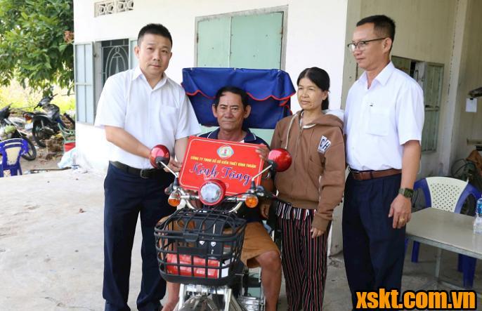 Công ty XSKT Bình Thuận tặng xe lăn điện cho người bán vé số tàn tật